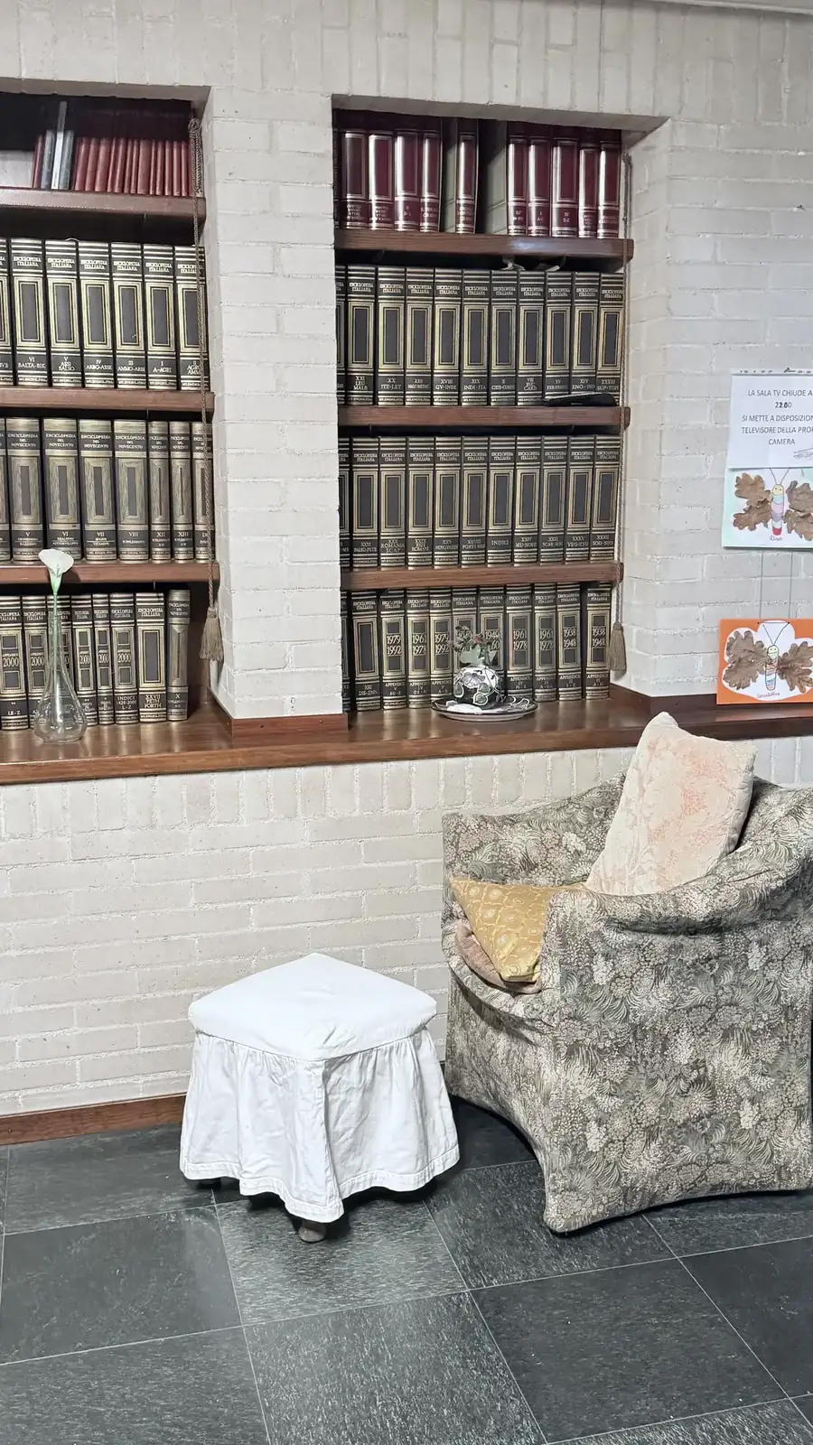 Angolo lettura e biblioteca di Villa Roveglia